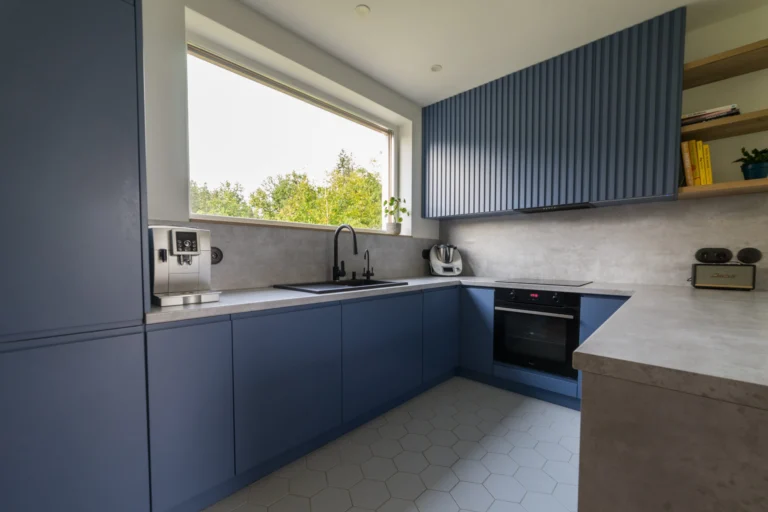 House – granatowa kuchnia i zabudowy – kuchnia na wymiar, REGA MEBLE (1)